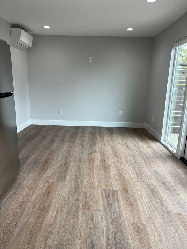 Building Photo - 4946 Park Dr
