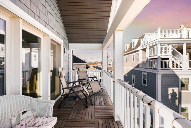 Building Photo - 12 Epping Ave