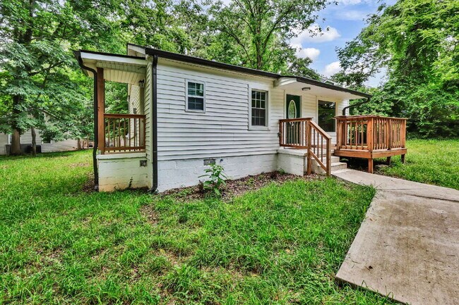 Building Photo - Charming 2-bed 1-bath home minutes from shopping, APSU, and dining.
