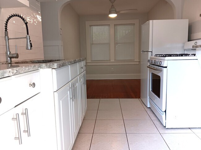 Building Photo - So darn cute - large studio close to downtown St Pete