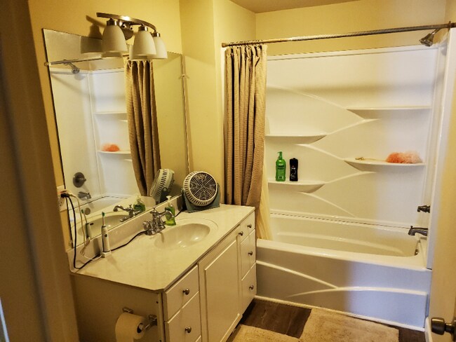 Building Photo - 53 Benton St