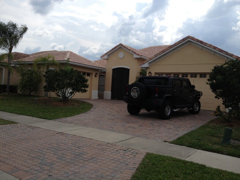 Front - 3587 Somerset Cir