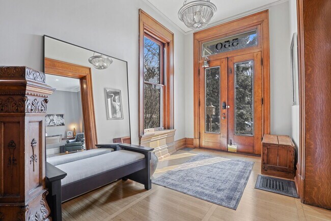 Building Photo - 550 E Town St