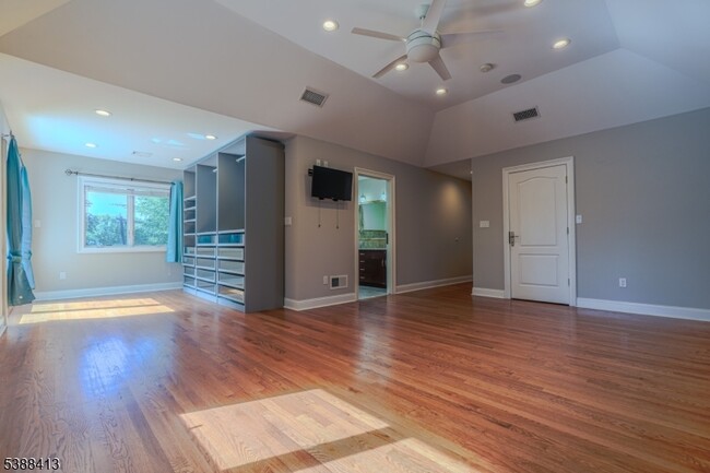 Building Photo - 567 Mountain Ave
