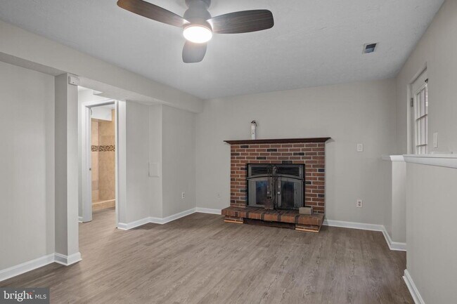 Building Photo - Conveniently Located Townhouse with Versatile Living Spaces