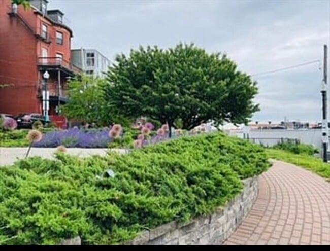 Building Photo - 6 Brigham St