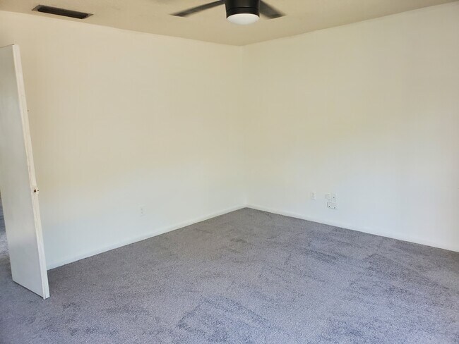 Building Photo - 4624 Landscape Dr