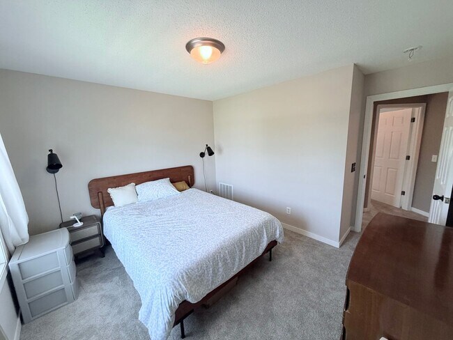 Building Photo - Modern 2-Bedroom Townhome in Apple Valley with Private Patio!!
