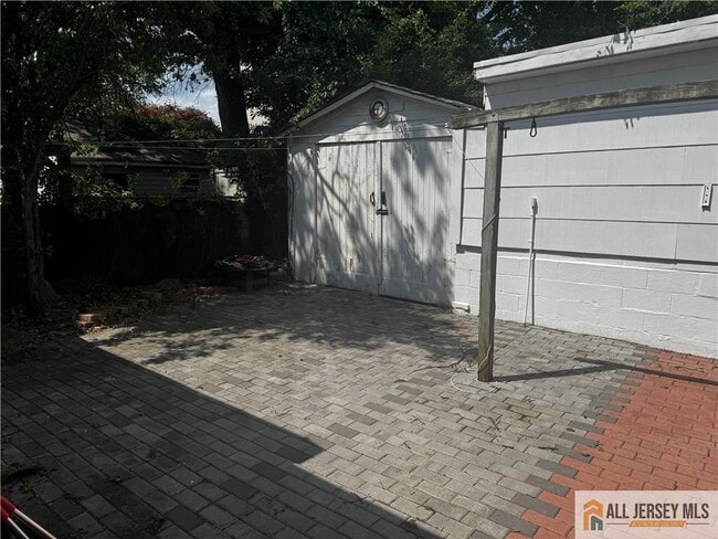 Building Photo - 280 Shoreland Cir