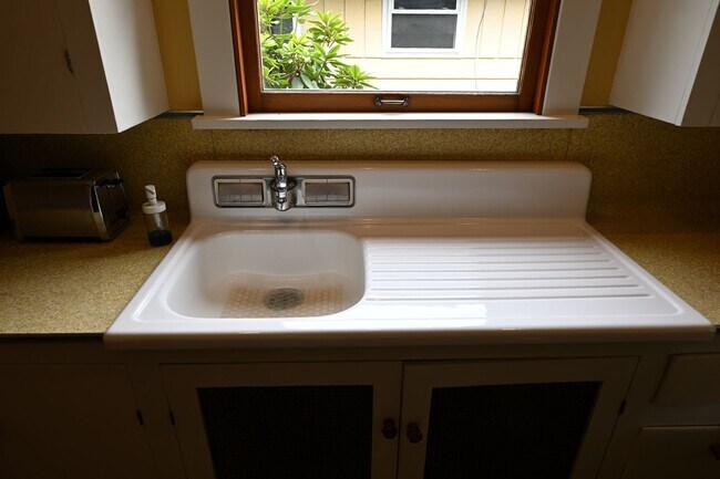 Building Photo - 3bd/2ba Seattle Home