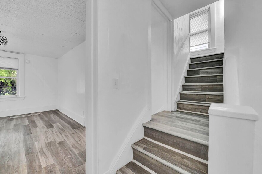 Building Photo - 1423 E 111th St