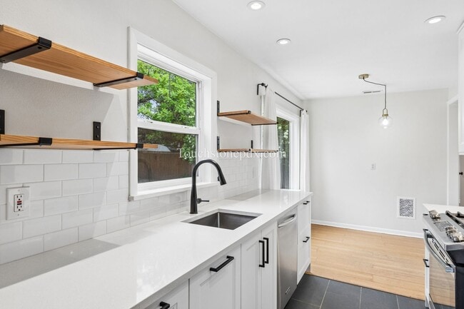 Building Photo - Updated NE Portland Home w/Fenced Yard and Upgrades!