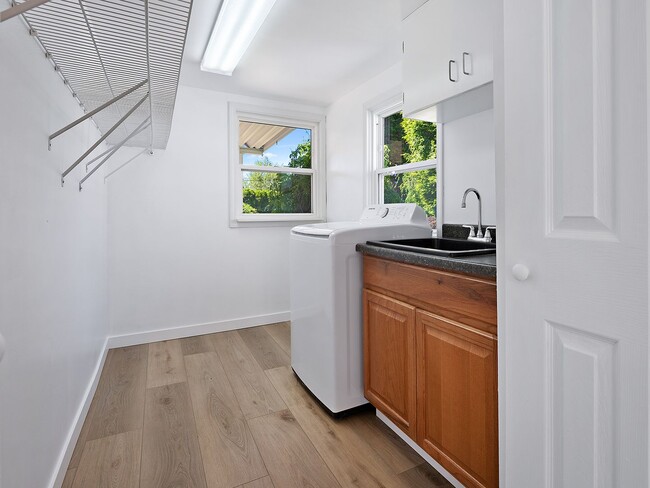 Building Photo - Newly renovated 3 bed/1 bath with HUGE bac...