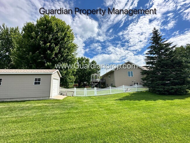 Building Photo - Maple Grove Single Family Home, Fenced Yard, 3 Car Garage, Deck, Available 7-31