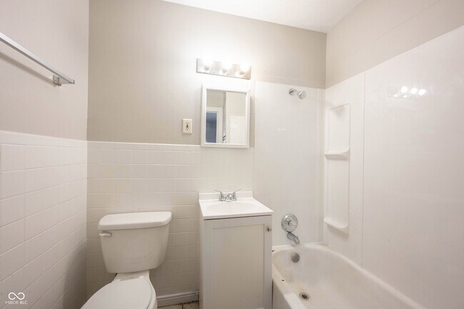 Building Photo - 4840 Leone Dr