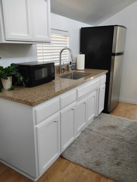 Building Photo - 522 Martita Plz