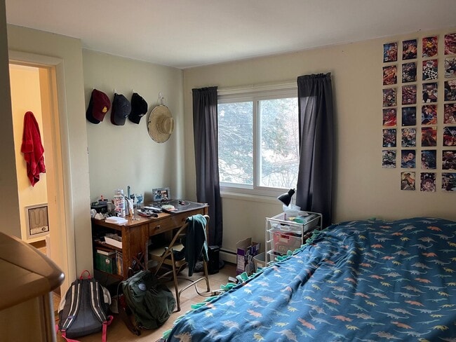 Building Photo - AVAILABLE JUNE 1ST -4 bed/ 2 bath Home Near Campus!