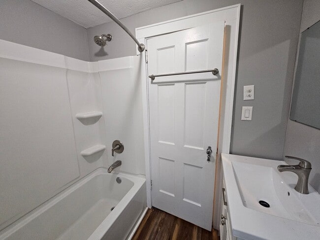 Building Photo - Kent 4 bedroom 1.5 bath house for rent