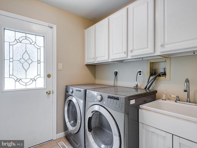 Building Photo - 612 Bough Rd