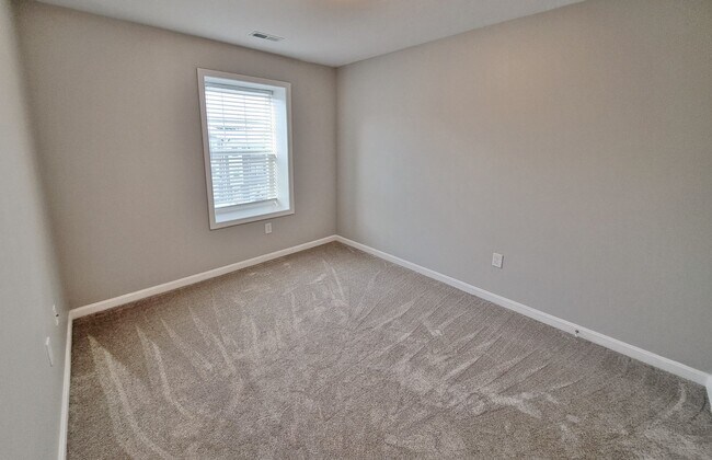 Building Photo - 3 Bed / 2-1/2 Bath  Single Family Town Home w/Attached1 Car Garage