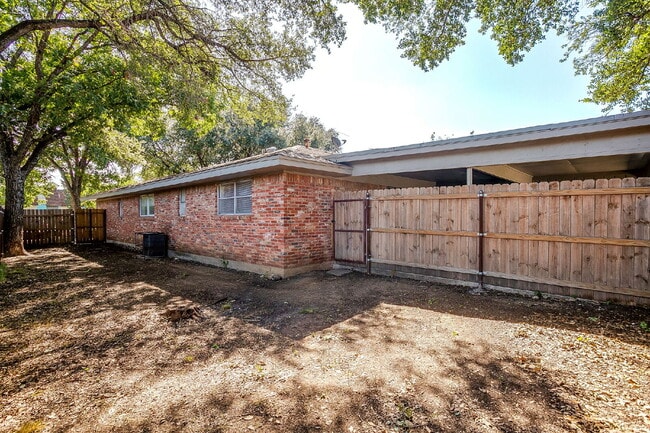 Building Photo - Spacious, Recently Updated Duplex!