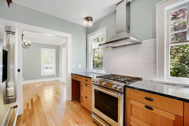 Building Photo - Capitol Hill View Home