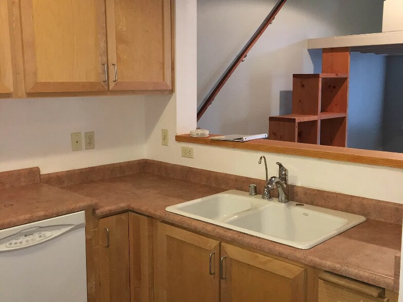 Building Photo - 1350 Yulupa Ave