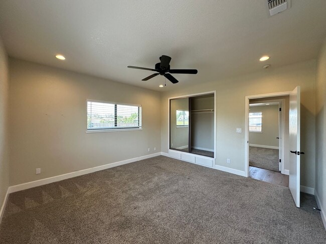 Building Photo - 4 Bedroom Home on Half Acre Lot