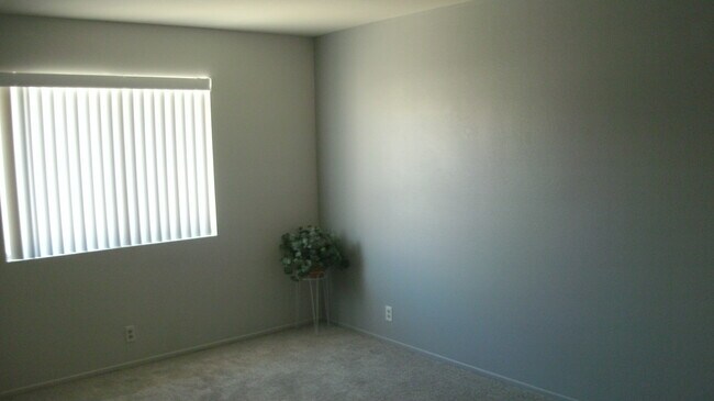 Main Bedroom - 41590 Maroon Town Rd