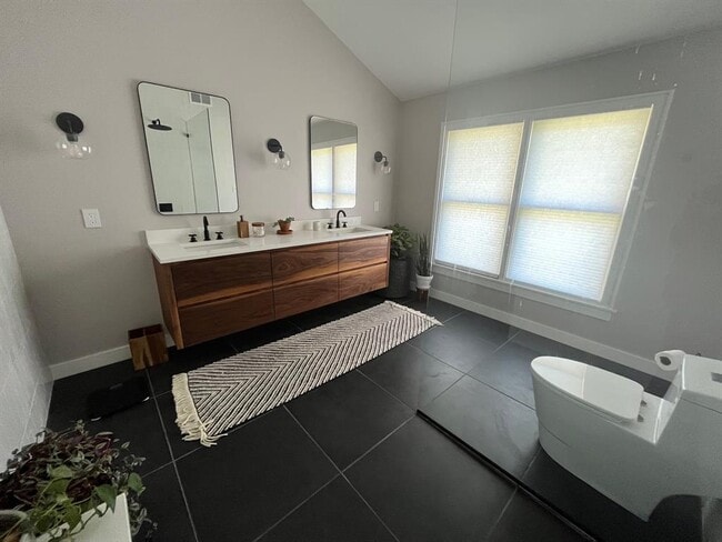 Building Photo - 2211 1/2 Pasadena Dr