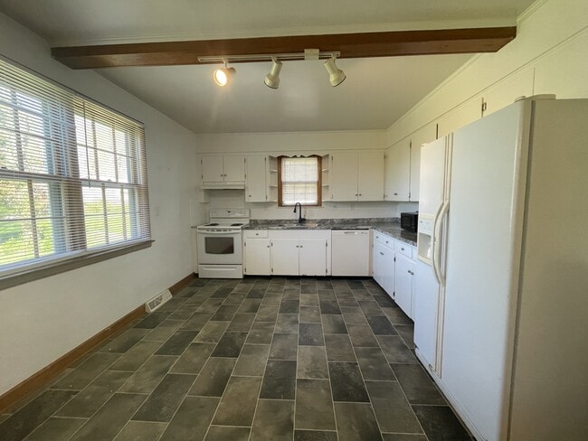 Building Photo - 162 Oak Grove Dr