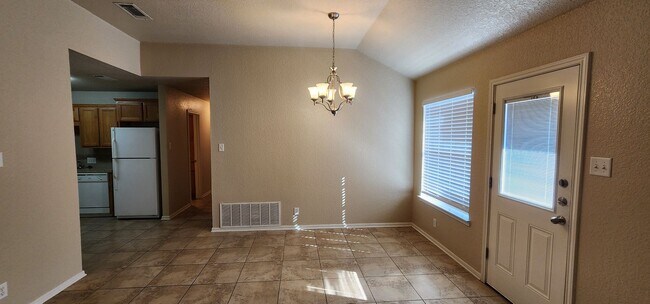 Building Photo - 3 Bedroom 2 bath Duplex South Killeen
