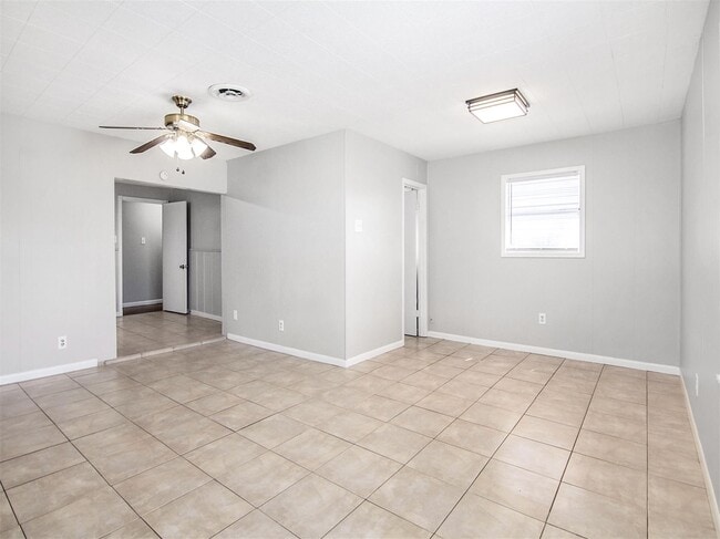 Building Photo - 2215 Silverbonnet St
