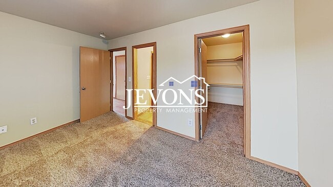 Building Photo - Charming duplex just steps from transit, p...