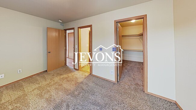 Building Photo - Charming home just steps from transit, par...