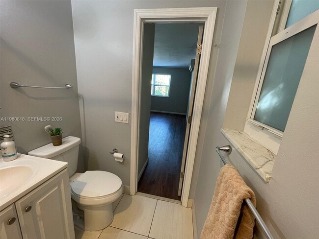 Building Photo - 305 NE 15th Ave