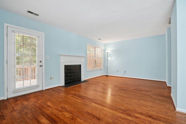 Building Photo - Woodcroft End of Unit Townhouse with Large Bedrooms