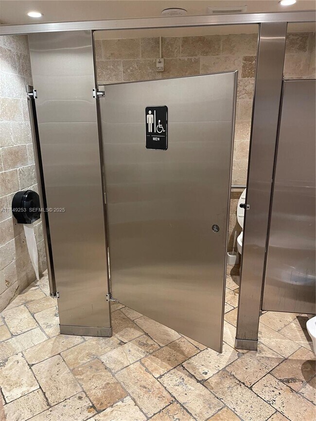 Building Photo - 100 Lincoln Rd