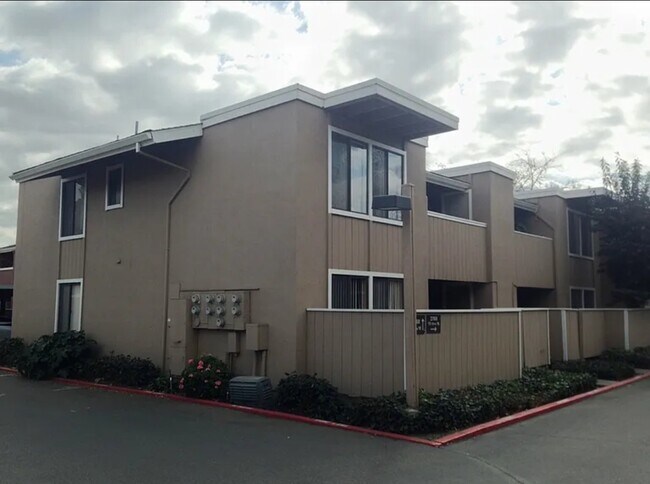 Building Photo - 3768 W Benjamin Holt Dr