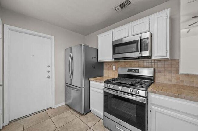 Building Photo - 4 Bedroom Single Family Home in Pflugerville