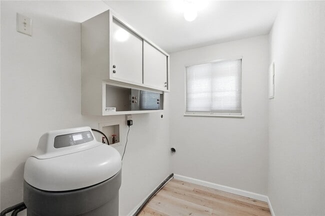 Building Photo - 6537 Highbury Rd
