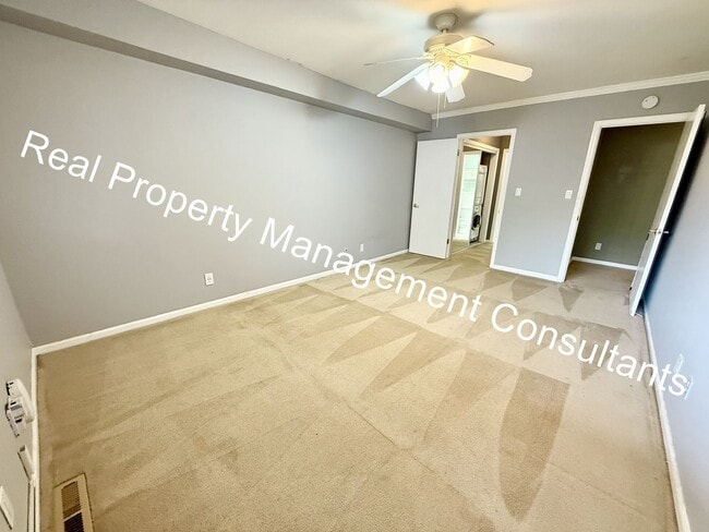 Building Photo - Beautiful Condo on the Plaza with City Vie...