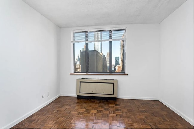 Building Photo - 30 W 61st St