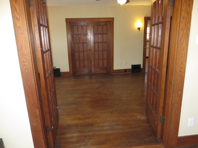 Building Photo - 826 Nuttman Ave