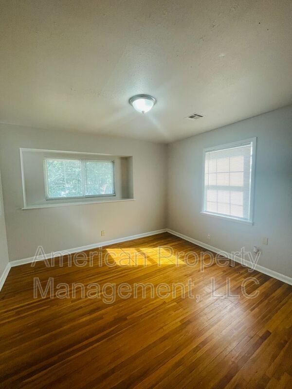 Building Photo - 1110 N Hickory Ave