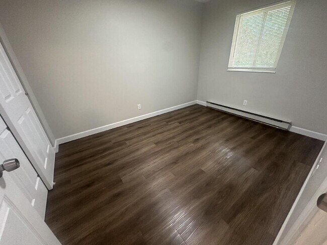 Building Photo - 2 bed 1 bath fully renovated