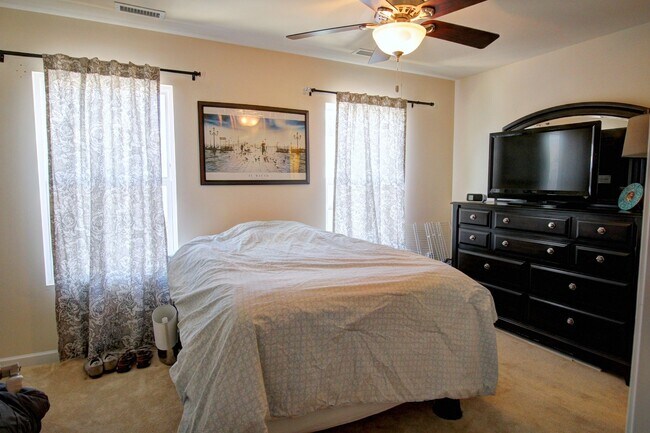 Building Photo - 3bd/3.5ba Spacious 3 Floor Townhouse in Durham's Stratford Lakes Neighborhood!