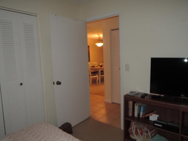 Building Photo - 1209 S Lakes End Dr