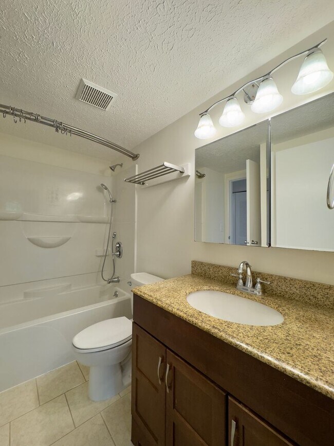 Building Photo - Charming 2 Bedroom/1.5 Bathroom End-Row To...