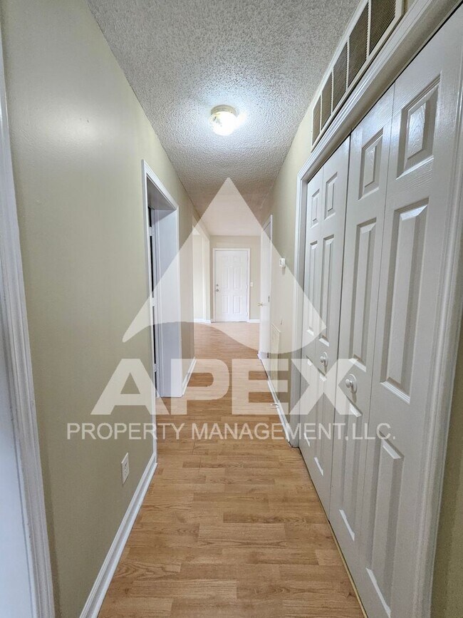 Building Photo - 3 Bd | 2 Ba Top Floor Condo in West Knoxville!